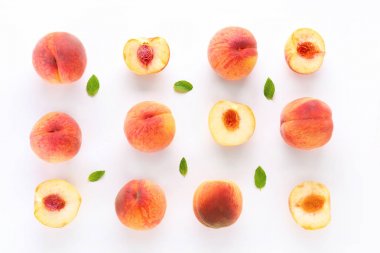 Beyaz arka planda olgun şeftaliler