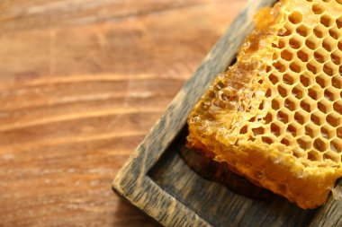 Ahşap arka planda taze bal tarakları, closeup