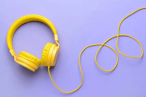 Moderní sluchátka na barevném pozadí — Stock fotografie