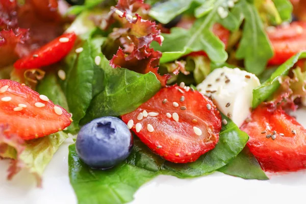 Fresh tasty salad on plate, closeup — Stock Photo, Image