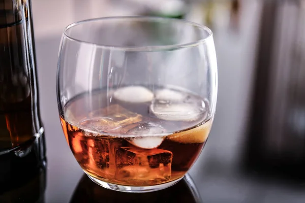 Bicchiere di whisky sul tavolo nel bar — Foto Stock