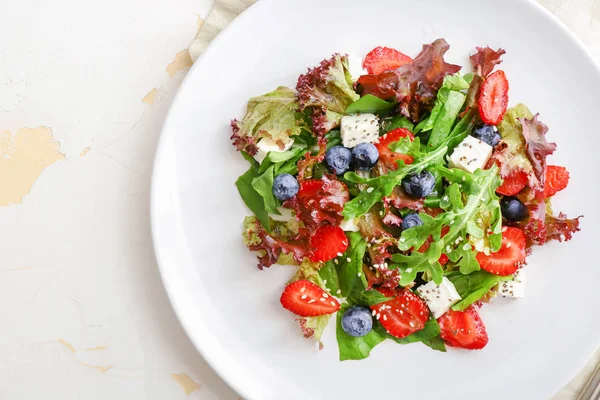 Assiette avec salade fraîche savoureuse sur la table — Photo