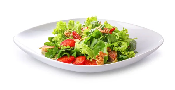 Teller mit frischem Salat auf weißem Hintergrund — Stockfoto