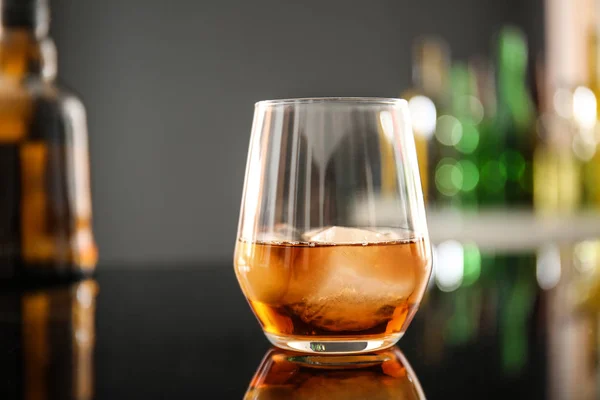 Pohár whiskyt az asztalra, bár — Stock Fotó