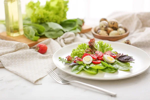 Plaat met frisse heerlijke salade op tafel — Stockfoto