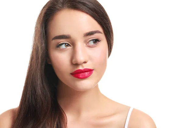 Vacker ung kvinna med ljusa läppstift på vit bakgrund — Stockfoto