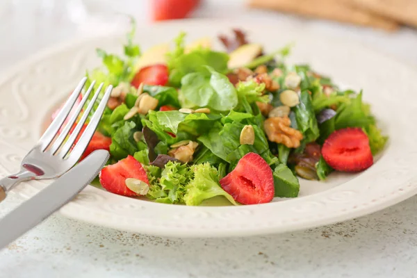 El plato con la ensalada fresca sabrosa a la mesa, el primer plano — Foto de Stock