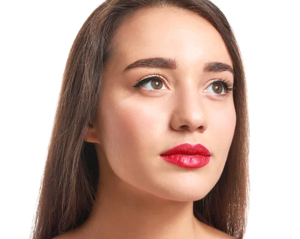 Belle jeune femme avec rouge à lèvres lumineux sur fond blanc — Photo