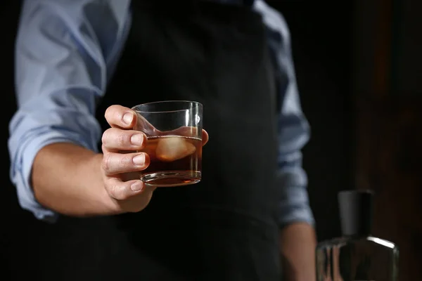 Barman med glas whisky i pub, närbild — Stockfoto
