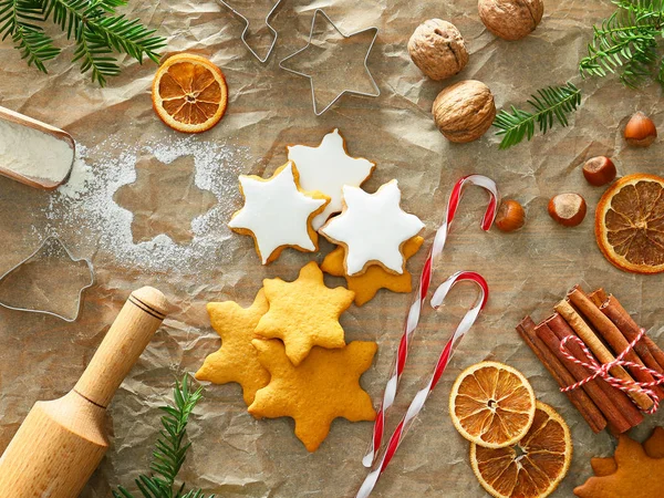 Kompozíció ízletes karácsonyi sütik az asztalra — Stock Fotó