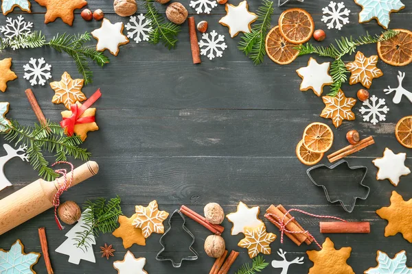 Skladba s chutnými vánočními koláčky a místem pro text na tmavém dřevěném pozadí — Stock fotografie