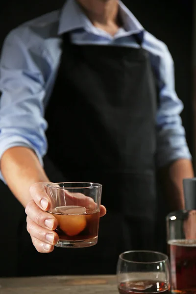 Barman med glas whisky i pub, närbild — Stockfoto