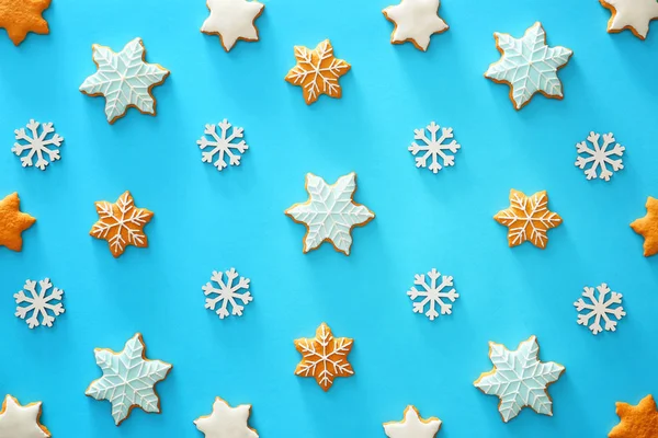 Tasty Christmas cookies and snowflakes on color background — Stock Photo, Image