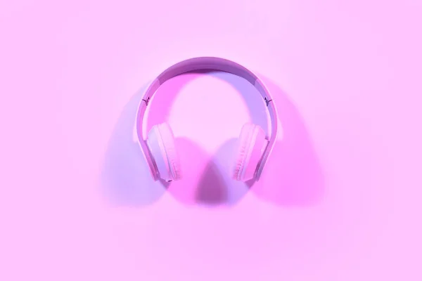 Headphones modernos em fundo de cor — Fotografia de Stock