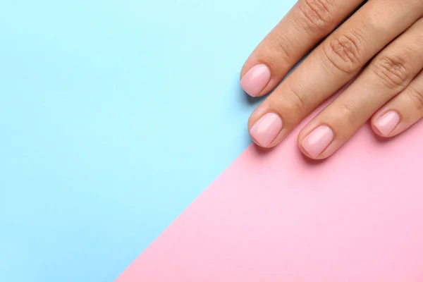 Female hand with beautiful manicure on color background — Stock Photo, Image