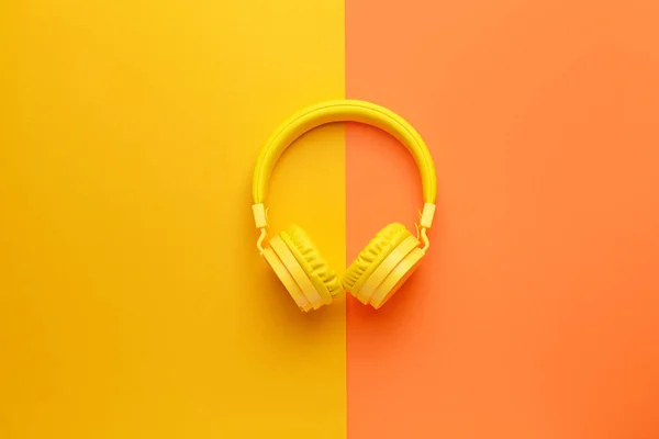 Moderní sluchátka na barevném pozadí — Stock fotografie