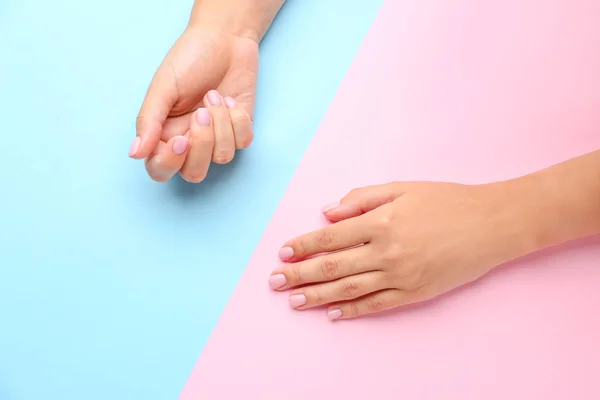 女性的手，有漂亮的指甲和彩色背景 — 图库照片
