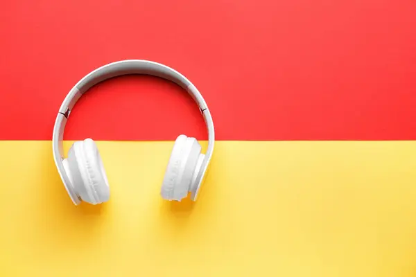 Moderne Kopfhörer auf farbigem Hintergrund — Stockfoto