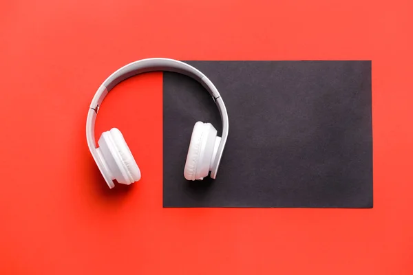 Auriculares modernos sobre fondo de color — Foto de Stock