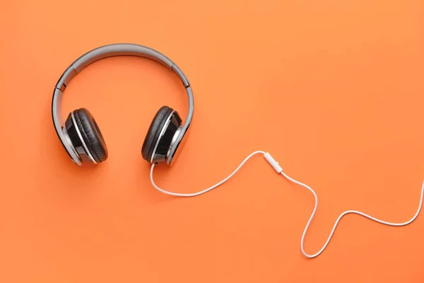 Nowoczesne słuchawki na kolorowym tle — Zdjęcie stockowe