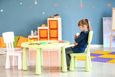 Oyun odasında otistik bozukluğu olan küçük kız