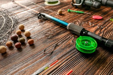 Ahşap arka planda farklı balıkçılık aksesuarları