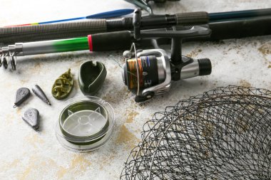 Hafif arka planda farklı balıkçılık ekipmanları