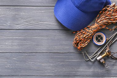 Ahşap arka planda kamp için öğeler kümesi