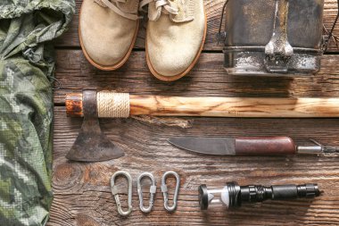 Ahşap arka planda kamp için öğeler kümesi