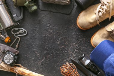 Koyu arka plan üzerinde kamp için öğelerden yapılmış çerçeve