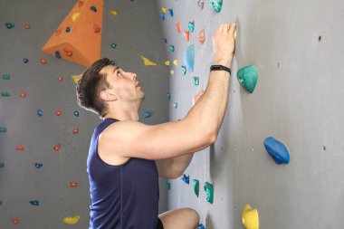 Genç adam duvar içinde jimnastik salonu