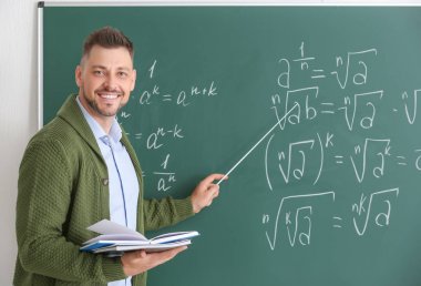 Sınıfta tahta yakın Yakışıklı matematik öğretmeni