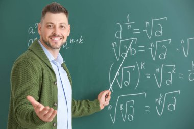 Sınıfta tahta yakın Yakışıklı matematik öğretmeni