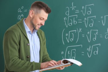 Sınıfta tahta yakın Yakışıklı matematik öğretmeni