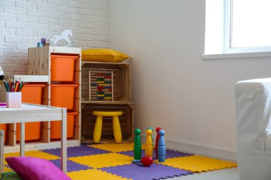 Anaokulundaki modern oyun odasının şık iç mimarisi.