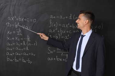 Sınıfta tahta yakın Yakışıklı matematik öğretmeni