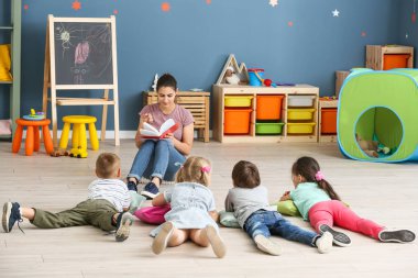 Anaokulu sevimli küçük çocuklarla kreş öğretmeni