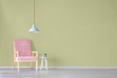 Koltuk, masa ve lamba ile modern oda iç