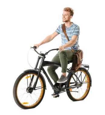 Beyaz arka plana karşı bisiklete binen genç adam