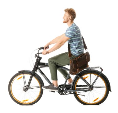 Beyaz arka plana karşı bisiklete binen genç adam