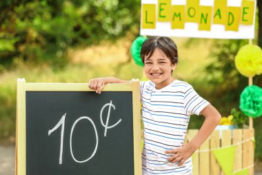 Sevimli küçük çocuk parkta limonata satan