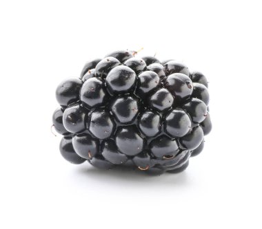 Beyaz arkaplanda olgun böğürtlen