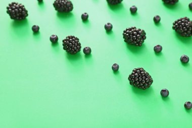 Olgun böğürtlen ve berry renk arka plan üzerinde