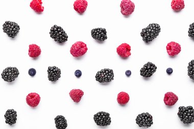 Beyaz arka planda birçok olgun çilek