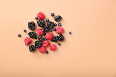 Renkli arka planda olgun tatlı meyveleri