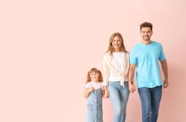 Renkli duvara yakın mutlu aile portresi