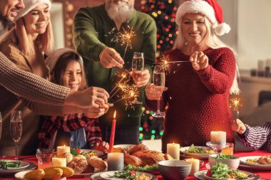 Noel kıvılcımları ve evde şampanya bardakile Mutlu aile