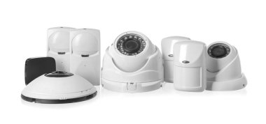 Beyaz arka planda güvenlik sisteminin farklı donanımları