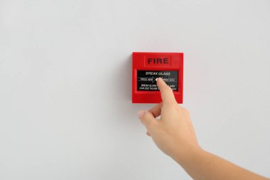Yangın alarm sistemi manuel çağrı noktası kullanarak kadın