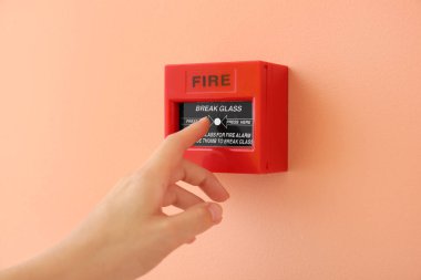 Yangın alarm sistemi manuel çağrı noktası kullanarak kadın